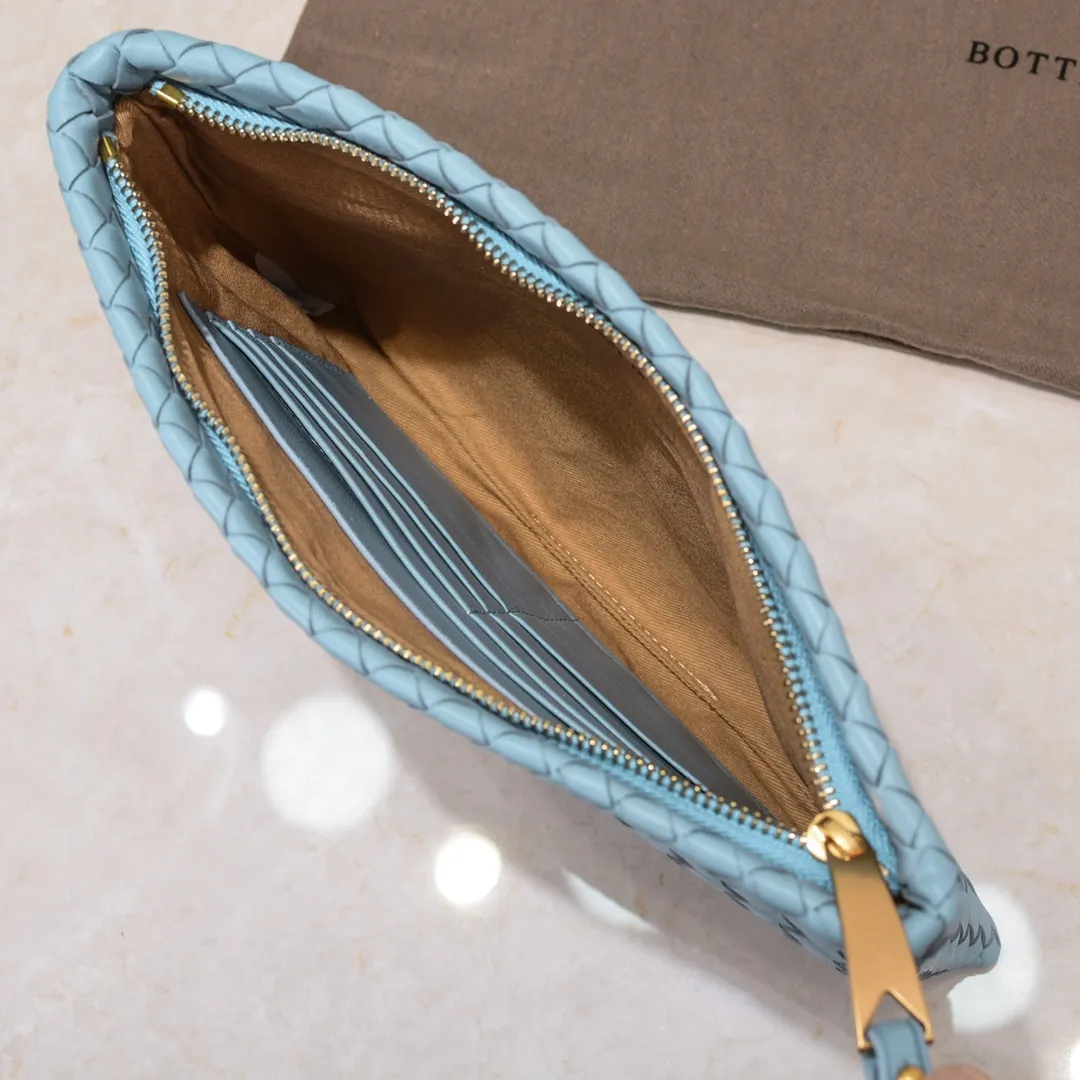 Bv 2022 new woven sheepskin handbag with woven fabric lining. This handbag continues the previous iconic weaving process. The leather is fine and genuine and feels very soft, and the overall shape is excellent. There are multiple card slots inside to store artifacts in an orderly manner. It looks casual, but it is the finishing touch to your whole body. Best choice for gifts or personal use. Size: 30cm, model: 80-2#